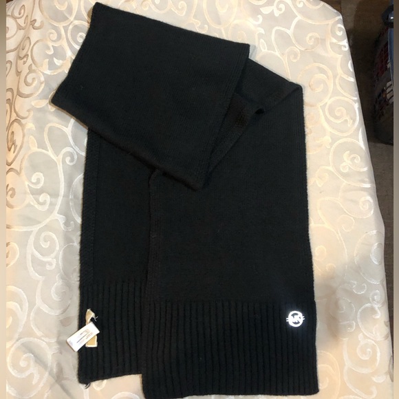 Michael Kors Hat & Scarf Set - Picture 4 of 7